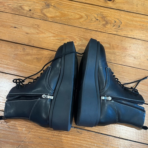 (405) “LONDON REBEL BLACK BOOTS” - Picture 6 of 10